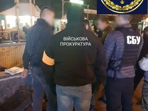 viyskova-prokuratura-zatrimala-grupu-politseyskikh-na-khabari-u-50-tisyach-dolariv