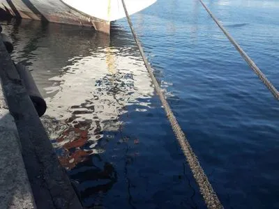 В порту Мариуполя в море вылилась нефть: отобраны пробы воды