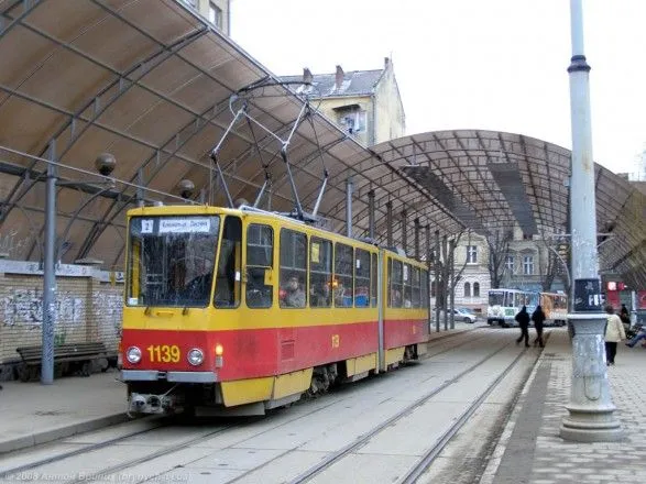 У Львові з трамваю випала жінка, її госпіталізували