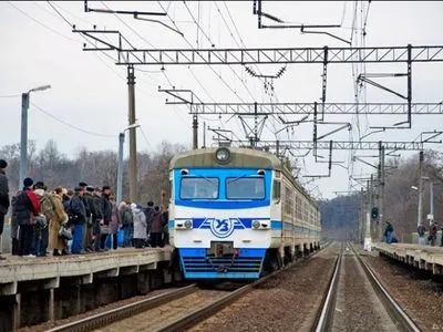 В Киеве из-за задержки городской электрички пассажиры перекрывали железную дорогу