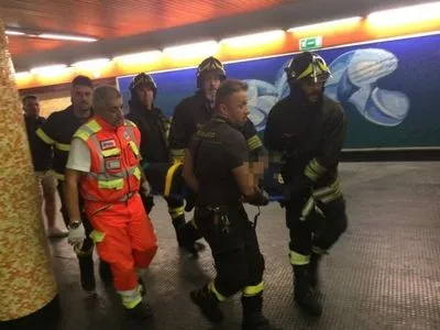 Рятувальники евакуюють уболівальників, які постраждали в римському метро