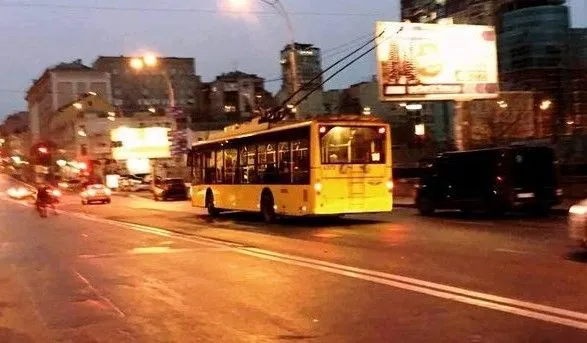 У центрі Києва прорвало трубу: заблоковано рух тролейбусів та автобусів