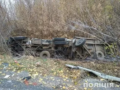 На Сумщині перекинулася вантажівка з дизпаливом: водію стало зле