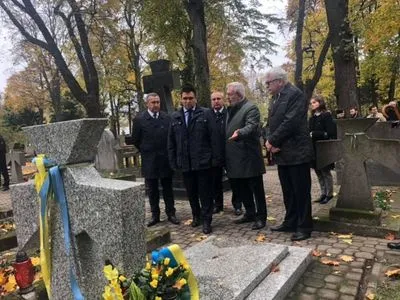 Клімкін розпочав візит до Польщі з вшанування бійців армії УНР