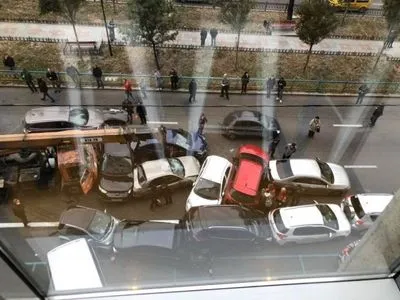 В центре Киева произошло масштабное ДТП: столкнулись около 10 авто