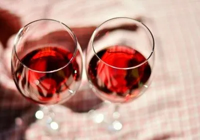 Вино запобігає розвитку раку легенів - вчені