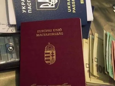 Скандал з роздачею паспортів: Україна та Угорщина домовились про консультації в Будапешті