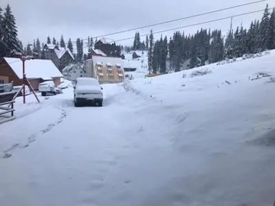У Карпатах засніжило: на Драгобраті вже випало до 15 см снігу