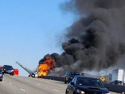 СМИ: самолет с маркировкой люфтваффе упал на шоссе возле Лос-Анджелеса