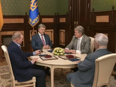 Чотири президенти України провели зустріч
