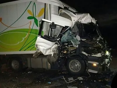 На трассе Киев-Одесса столкнулись два грузовика