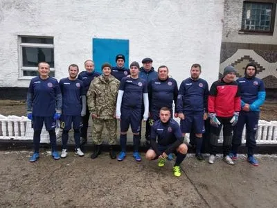 Экс-игроки сборной Украины сыграли в футбол в колонии