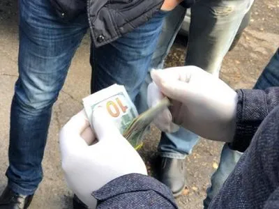 Двух инспекторов экологической инспекции в Киевской области поймали на взятке