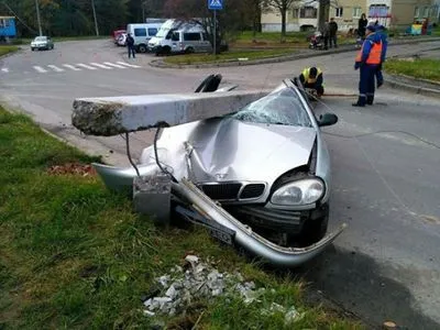 У Львові п’яний водій збив електроопору