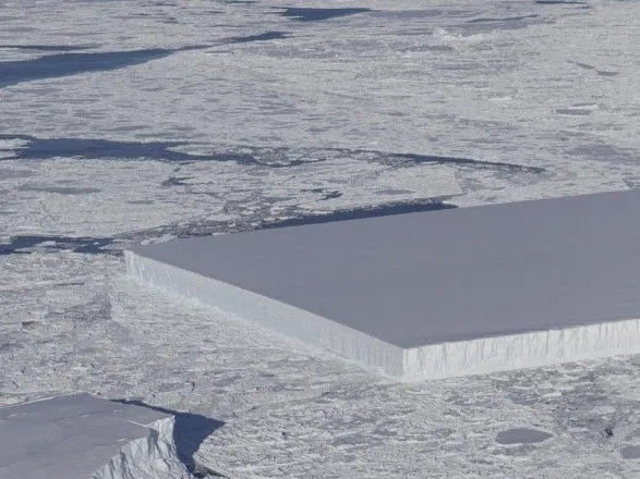 NASA показало странные прямоугольные айсберги в Антарктиде