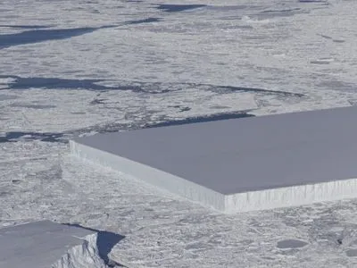 NASA показало дивні прямокутні айсберги в Антарктиді