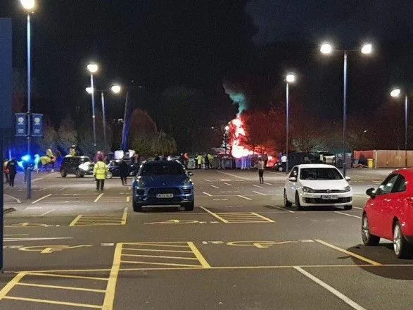 В Британии сразу возле стадиона разбился вертолет владельца футбольного клуба "Лестер Сити"