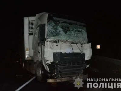 Мікроавтобус влетів у вантажівку на Закарпатті, є жертви