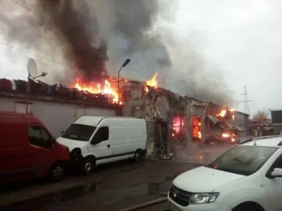 Масштабна пожежа на СТО у Києві: три авто згоріли, чотири - пошкоджені
