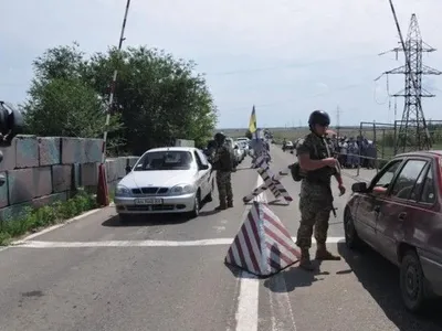 Близько 300 авто застрягли у чергах на КПВВ на Донбасі