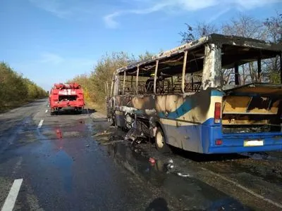 В Днепропетровской области во время движения загорелся автобус с пассажирами
