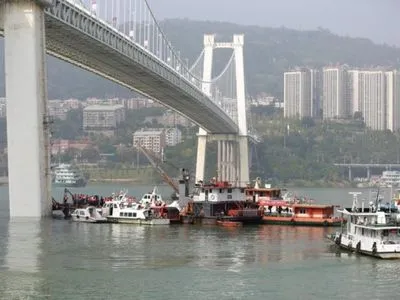 Пассажирский автобус упал в реку с 60-метрового моста в Китае