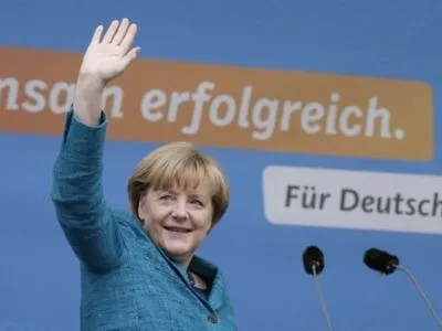 Макрон назвал достойным решение Меркель не претендовать на пост канцлера в 2021 году
