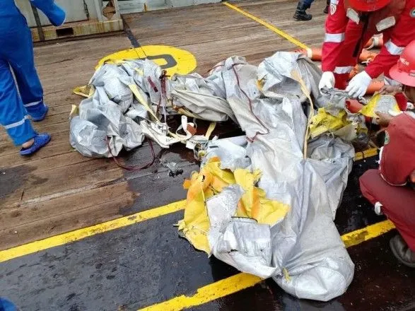 На месте авиакатастрофы в Индонезии нашли первые тела