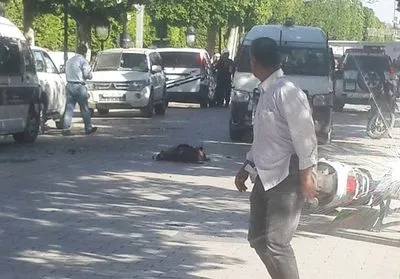 В результате нападения смертницы в Тунисе ранены восемь полицейских