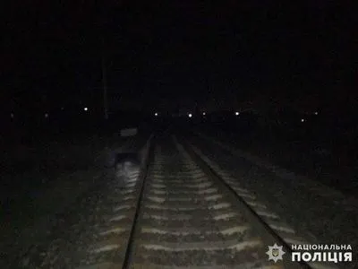 Сидел на рельсах: в Донецкой области мужчина попал под поезд