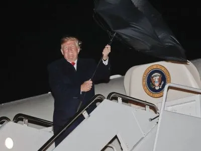 Трамп не справился с зонтиком у двери самолета