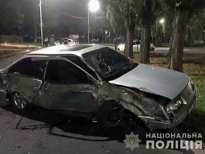 В столице пьяный водитель влетел в дерево, пассажир погиб