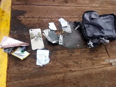 Появились фото найденных вещей после падения самолета Lion Air
