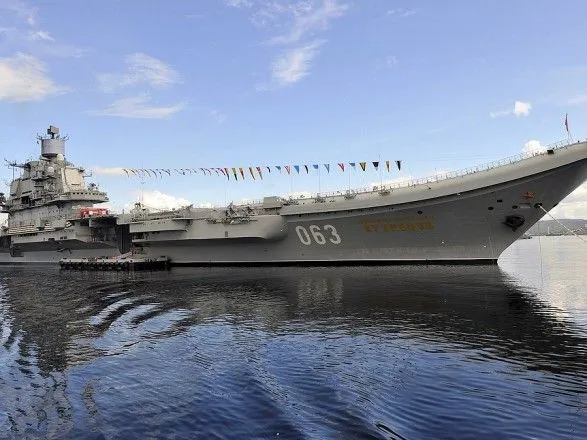 kran-yakiy-vpav-na-rosiyskiy-avianosets-admiral-kuznyetsov-zalishiv-5-metrovu-dirku