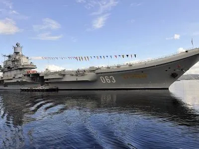 Кран, упавший на российский авианосец "Адмирал Кузнецов", оставил 5-метровую дыру