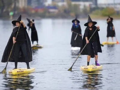 Сотни ведьм, гребя метлами, проплыли по реке в штате Орегон