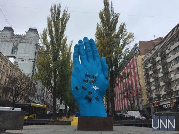 На київську інсталяцію у вигляді синьої руки "налетіли" кажани