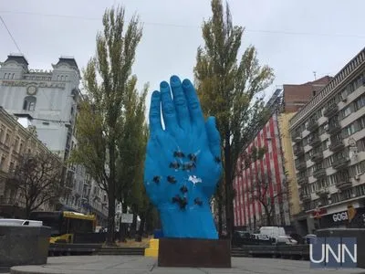 На киевскую инсталляцию в виде синей руки "налетели" летучие мыши