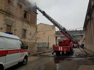 В Киеве загорелось здание возле Мыстецкого арсенала