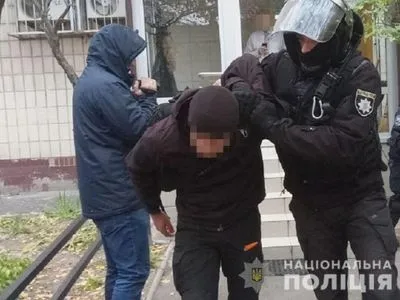В центре Киева полицейских забросали пиротехникой