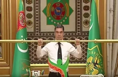 Президент Туркменистана занялся спортом на заседании правительства
