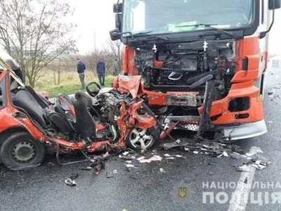 На Прикарпатье легковушка влетела в грузовик, погибли два человека