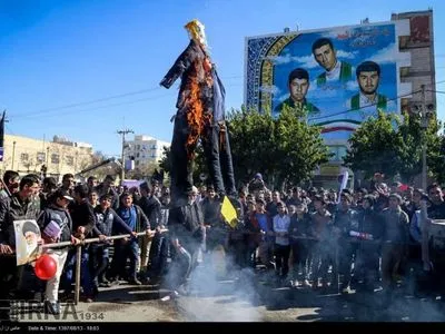 В Иране за день до новых санкций США сожгли чучело Трампа