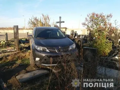 Священник, который на джипе разъезжал по могилам в Харькове, был трезв