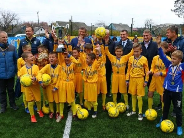 Нове міні-поле збудували для маленьких футболістів у Рівненській області