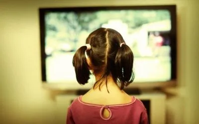 Трехлетняя девочка попала в больницу после падения на нее телевизора
