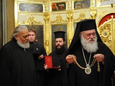 Власти Греции решили прекратить платить зарплату священникам