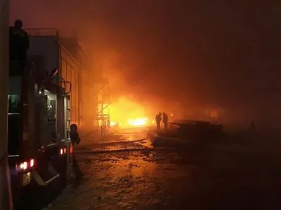 Пожежу на заводі в Одеській області гасять понад 70 рятувальників