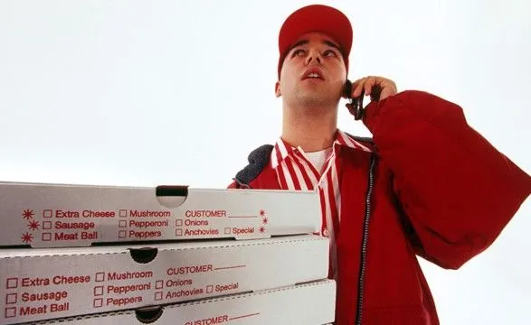 Человек вместо оплаты побил курьера по доставке пиццы