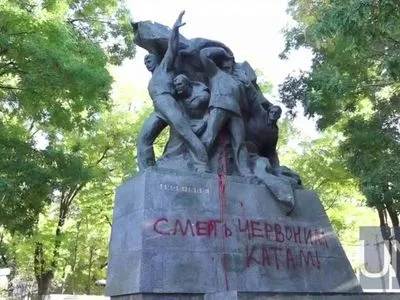 Памятник Потемкинцам в Одессе облили красной краской